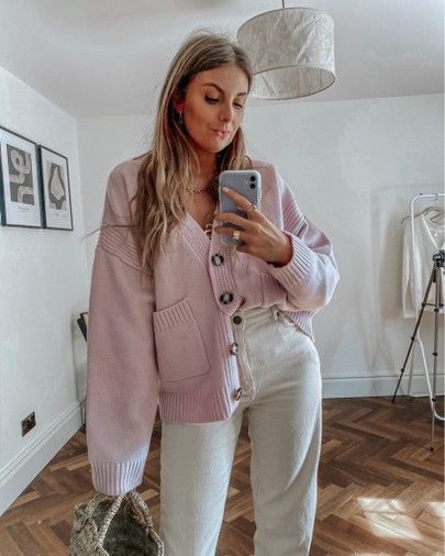 Pastel Outfit / Lilac Cardigan / Cream Jeans / Spring Outfit Ideas Lavender And Cream Outfits, Pale Pink Cardigan Outfit, Pastel Outfit Ideas Casual, Pink Cardigan Outfit Aesthetic, Light Pink Cardigan Outfit, Pastel Cardigan Outfit, Lilac Cardigan Outfit, Pink And Cream Outfit, Pastel Sweater Outfit