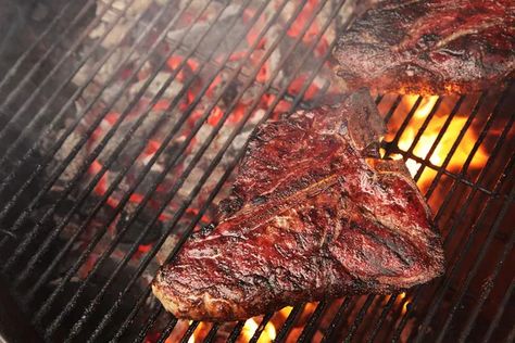 Guide to Grilling: Arranging the Coals Big Green Egg Recipes, Green Egg Recipes, Porterhouse Steak, Food Lab, Tri Tip, Grilling Tips, Strip Steak, Big Green Egg, Ribeye Steak