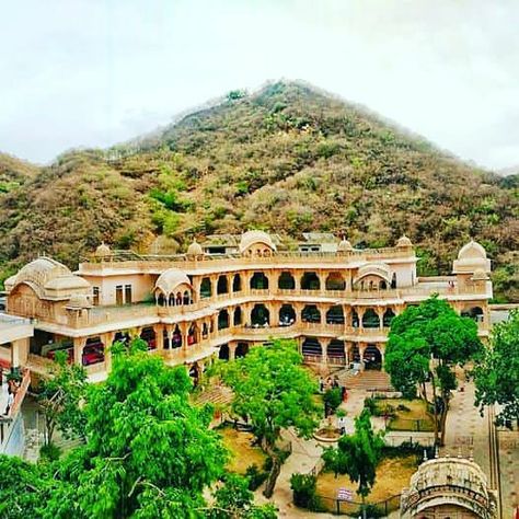 This historic temple is dedicated to the monkey god, Lord Hanuman.#KholekeHanumanjitemple Hanuman Ji Temple, Hanuman Temple, Historical Temples, Ancient Temple, Hanuman Ji, Lord Hanuman, Shimla, Summer Tour, Rishikesh