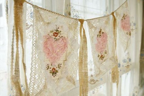 Shabby Chic Decor Living Room Farmhouse, Crochet With Ribbon, Bunting Ideas Unusual, Plant Swap, Shabby Chic Banners, Romance Decor, Wedding Cermony, Lace Bunting, Vintage Shabby Chic Wedding