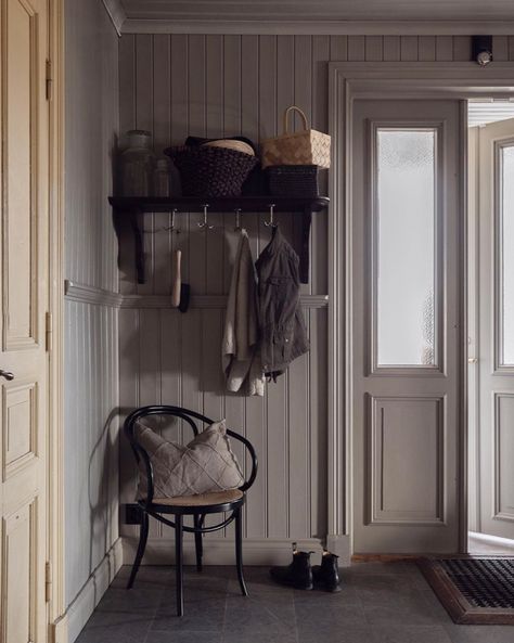 Swedish Home Exterior, Swedish Country House Exterior, Swedish Vintage Interior, Old Swedish House Interior, Swedish Long House, Traditional Hallway, Swedish Home Decor, House Traditional, Historical House