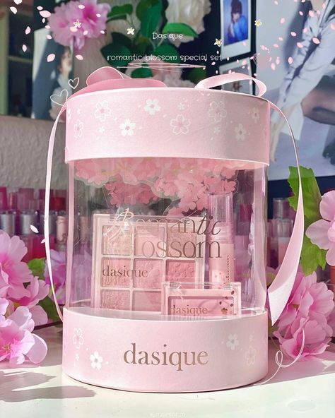 Sakura themed make-up ₍ꕤᐢ..ᐢ₎💕 when I saw this set I really wanted it! I was so happy when I saw that @yesstyle sells it! Use my bonus code „LITZY10“ on YesStyle to save money 💞 #dasique #dasiqueromanticblossom #dasiquesakura #dasiquemakeup #dasiqueeyeshadow #dasiquelipgloss #dasiqueblush #dasiquespecialset #yesstyle #yesstyleinfluencers #kbeauty Luxury Presents, Product Ideas To Sell, Birthday Party Souvenirs, Graduation Images, Luxury Hampers, Cute School Supplies, Christmas Packaging, Book Art Diy, Diy Birthday Gifts