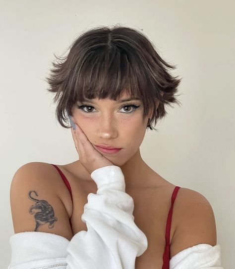 Edgy Asian Hair, Really Short Hairstyle Women Round Face, Razor Haircuts For Women Short, Growing Out A Pixie Hairstyles, Unique Pixie Cuts, Jellyfish Haircut Short Hair, Queer Haircut Round Face, Pixie With Bangs Round Face, Betty Boop Haircut