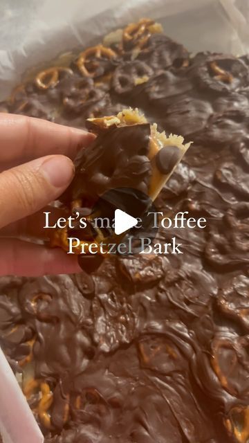 Deborah on Instagram: "Toffee pretzel bark✨  Oh my goodness this is SO good and dangerous to have around the house.  A must try for sure though!  We usually make this with crackers so I gave it a try with pretzels and it made it even better. Didn’t think that was possible 😂  #bakewithme #yum #pretzels #pretzelbark #dessert #cookwithme #family #mom #momofboys #girlmom #wife #momof4 #letseat #food" Toffee Pretzel Bark, Pretzel Cracker Bark, Chocolate Brittle Bark, Chocolate Toffee Pretzels, Desserts With Pretzels, Pretzel Recipe Dessert, Pretzel Toffee Recipe, Chocolate Caramel Pretzel Bark, Pretzel Toffee Bark