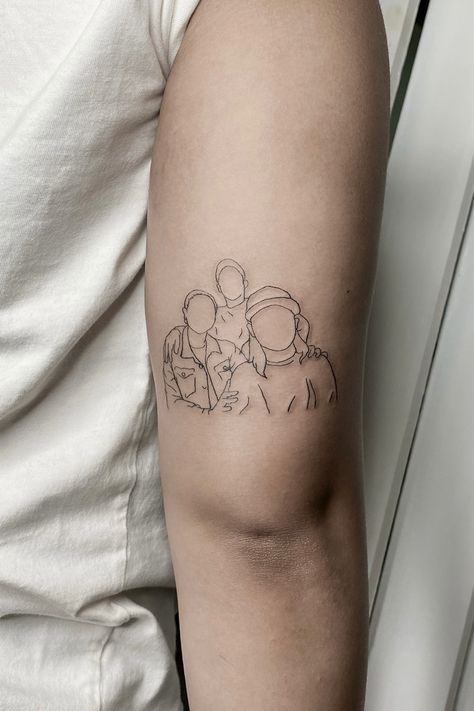 Fineline family outline tattoo on tricep. Swipe for details. Click for more from @ken.tatts. #FamilyTattoo #FineLineTattoo Family Portrait Outline Tattoo, Fine Line Tricep Tattoo, Portrait Line Tattoo, Family Picture Tattoo, Fine Line Portrait Tattoo, Fine Line Family Tattoo, Family Minimalist Tattoo, Line Tattoo Family, Family Outline Tattoo