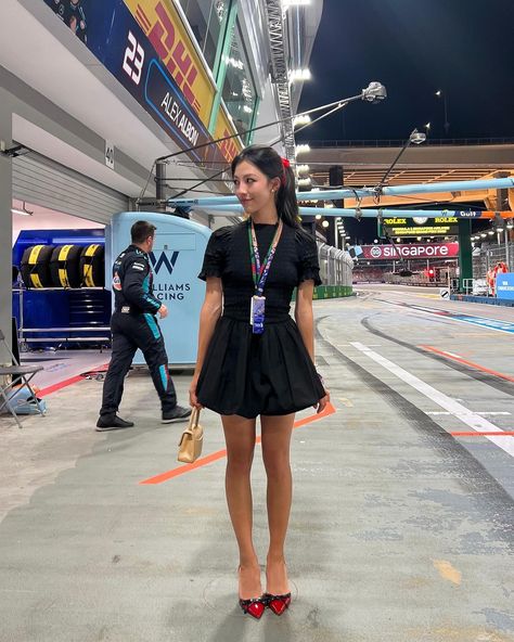 ​﻿﻿​​﻿Don’t mind me, just making myself comfortable🧍‍♀️ | Instagram Formula 1 Outfit Women, Paddock Outfit, Paddock Fashion, Muni He, Lily Muni, F1 Wag, Alex Albon, F1 Wags, Race Outfit