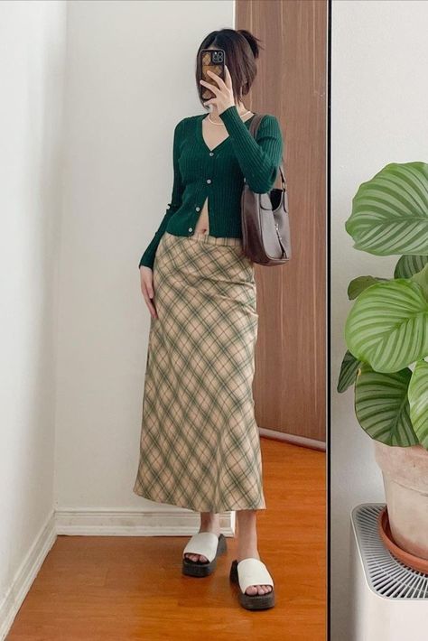 Y2k Conservative Outfits, Adlv Outfits, Plaid Long Skirt Outfit, Y2k Long Skirt Outfit, Plaid Midi Skirt Outfit, Midi Skirt Aesthetic, Long Plaid Skirt Outfit, Long Skirt Girly, 90s Long Skirt