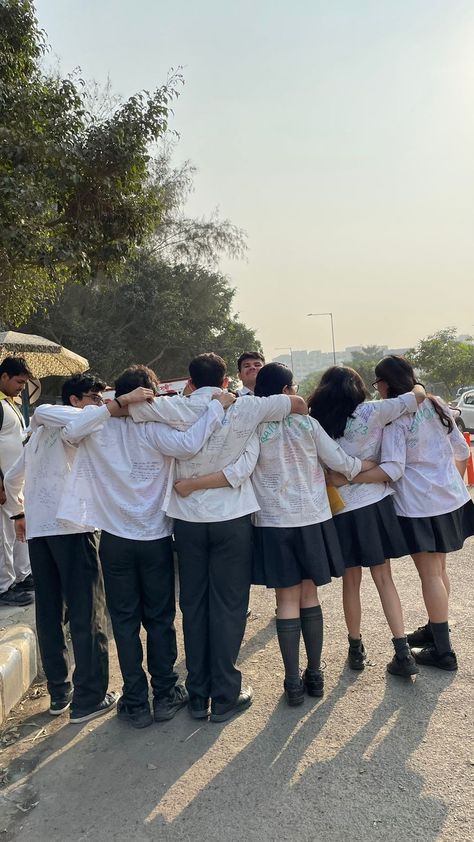 School Group Aesthetic, Photo Inspo Friends Group, College Pictures Friends, Indian School Farewell Aesthetic, Scribble Day School Shirts Aesthetic, Scribble Day Quotes For Friends, Classmate Picture, Farewell Group Photos, Signature Day In College Ideas