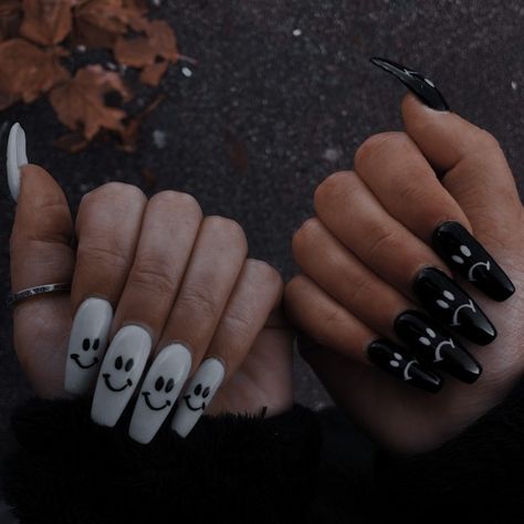 Halloween Nail Designs Black And White, Nails Acrylic Dark, Ying Yang Nails, Yin Yang Nails, Black Acrylic Nail Designs, Concert Nails, Black Acrylic Nails, Goth Nails, Nail Colours