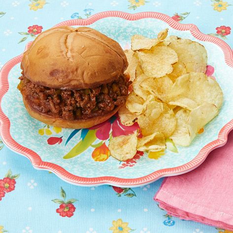 sloppy joes and chips on a plate Pioneer Woman Sloppy Joes, Kettle Cooked Chips, Football Night, January Recipes, Sloppy Joe Recipe, Yummy Sandwiches, Hot Sandwiches, Homemade Sloppy Joes, Chipped Beef