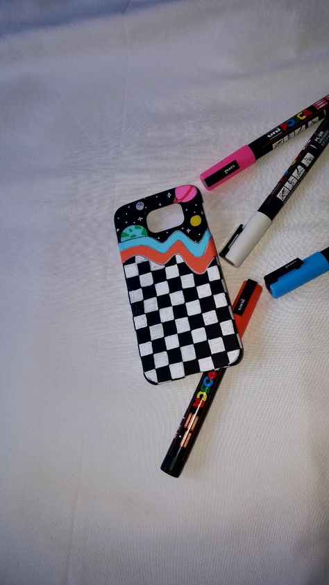 Posca Phone Case Art, Posca Pen Phone Case, Posca Drawing Ideas, Posca Drawing, Phonecase Ideas, Diy Clothes Tutorial, Phone Case Painting, Posca Paint Pens, Case Painting