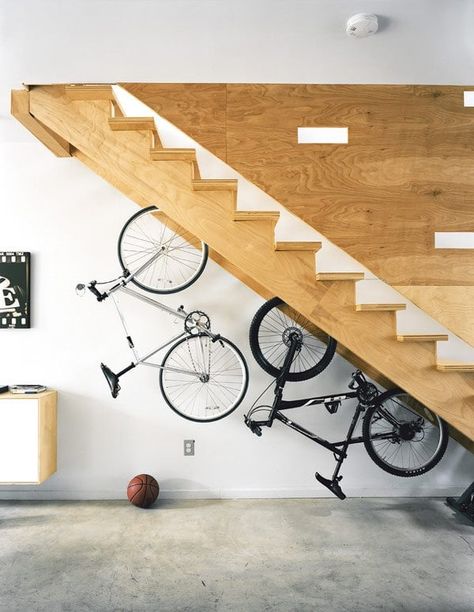 Ideen Stauraum unter der treppe fahrräder flur Bike Storage Under Stairs, Bike Storage Small Space, Under Stairs Storage Solutions, Indoor Bike Storage, Stair Shelves, Home Engineering, Kaleidoscope Design, Urban Housing, Hallway Storage