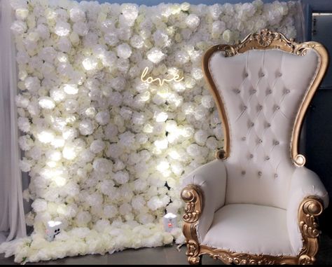 Quinceanera White And Gold Theme, White And Gold Charro Quinceanera Theme, Quinceanera Chairs Ideas, Quince White And Gold, Quince Throne Chair, White Quinceanera Decorations, White Quince Theme, Gold Quince Decorations, Gold And White Quinceanera Theme