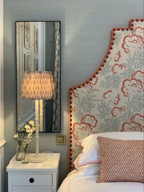 Bespoke Headboards, Vintage Bedrooms, Headboard Inspiration, Antiqued Mirror, Antique Mirror Wall, Casa Vintage, Pretty Bedroom, Headboard Designs, Bedroom Vintage