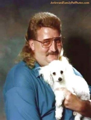 Damian’s just happy to have found a best friend. Jolene just wants to get back to her family. | 31 Absurd Pictures Of Men With Their Pets Funny Family Pictures, Weird Family Photos, Awkward Family Pictures, Funny Family Photos, Awkward Photos, Awkward Family Photos, Best Love Stories, Glamour Shots, Family Humor