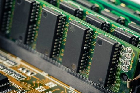 Computer RAM Upgrade: How to find compatible RAM for your PC - Dignited Speed Up Computer, Random Access Memory, Memory Chip, Computer Memory, Windows Computer, Flash Memory, The Resistance, Gaming Laptops, Data Storage