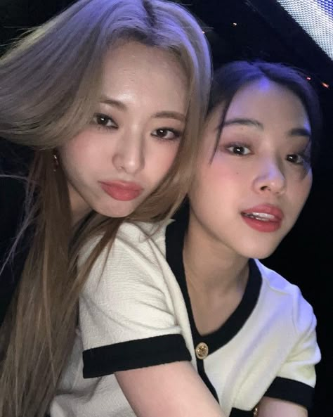 Yuna And Ryujin, Lia Ryujin Chaeryeong, Shin Yuna, Best Couple, Kpop Girl Groups, Instagram Update, Pop Group, بلاك بينك, Kpop Girls