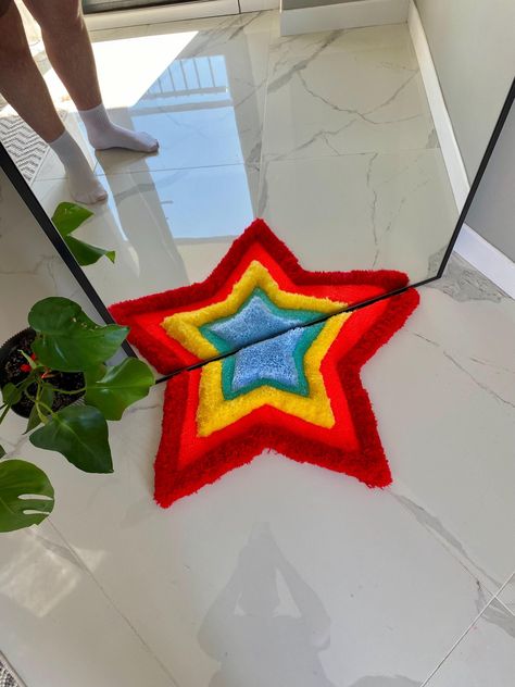 🌈 Brighten up your space with this handmade tufted rainbow star mirror rug! Featuring vibrant colors and a unique design, this rug adds a cheerful touch to any room. Crafted with care for both style and durability. 🏡✨ Dimensions: 75 x 40 cm.  Fast shipping available! Rug In Front Of Mirror, Abstract Tufted Rug, Rug Tufting Art, Rug Making Ideas, Tuft Rug Design Ideas, Tufting Aesthetic, Star Room Decor, Creative Rugs, Record Rug