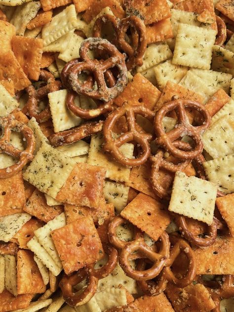 Cheez It Snack Mix Recipe, Cracker Mix Recipes, Ranch Dressing Pretzels, Mini Saltines, Dill Pickle Ranch, Ranch Chex Mix Recipes, Pickle Ranch, Ranch Chex Mix, Ranch Pretzels