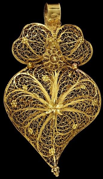 Filigree Fine Gold Pendant from Oporto, Portugal.  ca. 1860.  | From Victoria & Albert Museum Collection, London Symbolic Gold Jewelry With Filigree Details, Gold Filigree Pendant Jewelry, 14k Gold Filigree Pendant Necklace, Yellow Gold Filigree Round Pendant Jewelry, Yellow Filigree Pendant Jewelry, Gold Pendent, Filigree Heart, Black Gold Jewelry, Filigree Jewelry