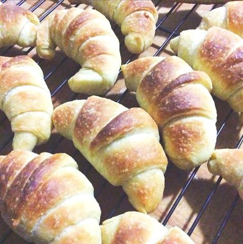 Crescent Rolls -Bread machine Bread Machine Croissants, Bread Machine Crescent Rolls, Crescent Roll Bread, Rolls Bread, Yeast Packet, Croissant Dough, Holiday Dinner Table, Make Bread, Bread Machine Recipes