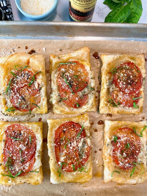 Puff Pastry Recipes Tomato, Puff Pastry Bruschetta, Cooking Upside Down, Puff Pastry Mini Pizza, Upside Down Tartlets, Puff Pastry Orderves, Puff Pastry Pizza Appetizers, Pizza Pastry Puffs, Caprese Puff Pastry Bundles