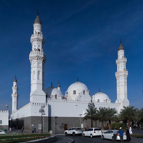 Masjid Quba in Madinah, is the first mosque built by the Holy Prophet after migration from Makkah. It is said that the person who offers Salah here will have reward equal to that of Umrah.   #Islam #Allah #historical #Madinah #Hajj2020 #Umrah2020 #Zaitoontravels Masjid Quba, Quba Mosque, Madina Wallpaper, Islamic Places, Beautiful Mosque, Mosque Art, Masjid Al Haram, Dream Place, Tourist Sites