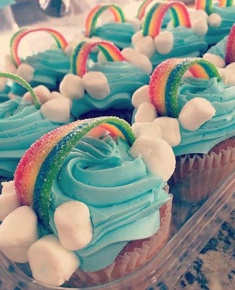 Rainbow cupcakes Cloud Marshmallows, Blue Buttercream Frosting, Cloud Cupcakes, Rainbow Belt, Rainbow Desserts, Blue Birthday Cakes, 7th Birthday Cakes, 8th Birthday Cake, Rainbow Belts