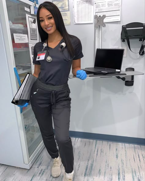 Pretty Nurse Aesthetic, Phlebotomist Scrubs, Boujee Nurse Aesthetic, Figs Scrubs Outfit Ideas, Cna Nurse Aesthetic, Black Nurse Practitioner, Scrubs Uniform Cute Black Women, Black Nursing Student Aesthetic, Aesthetic Nurse Pics