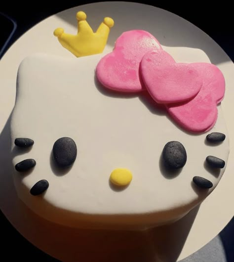 Hello Kitty Torte, Bolo Da Hello Kitty, Hello Kitty Birthday Cake, Pastel Cupcakes, Kitty Cake, Pretty Dessert, Cute Baking, Hello Kitty Cake, Hello Kitty Birthday