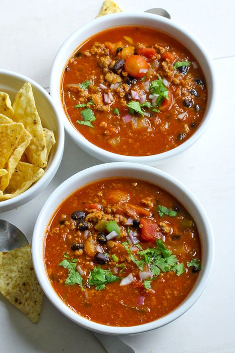 This hearty chili recipe features south-of-the-border ingredients for a fiesta for flavors! All while being low in sodium. Chili Recipe Mexican, Low Sodium Chili Recipe, Pritikin Recipes, Chili Easy Recipe, Mexican Chili Recipe, Low Sodium Chili, Easy Low Sodium Recipes, Hearty Chili Recipe, Sodium Foods