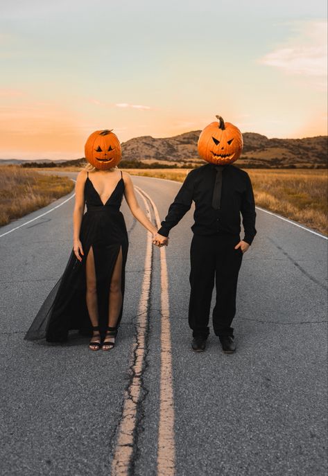 Halloween Family Photoshoot Pumpkin Head, Punkin Head Photo Shoot, Pumpkin Head Wedding Photo, Couples Photoshoot Halloween, Pumpkin Head Photo Shoot Couple, Pumpkin Head Couples Photoshoot, Pumpkin Head Engagement Photos, Pumpkin Carving Head Photoshoot, Couple Halloween Poses