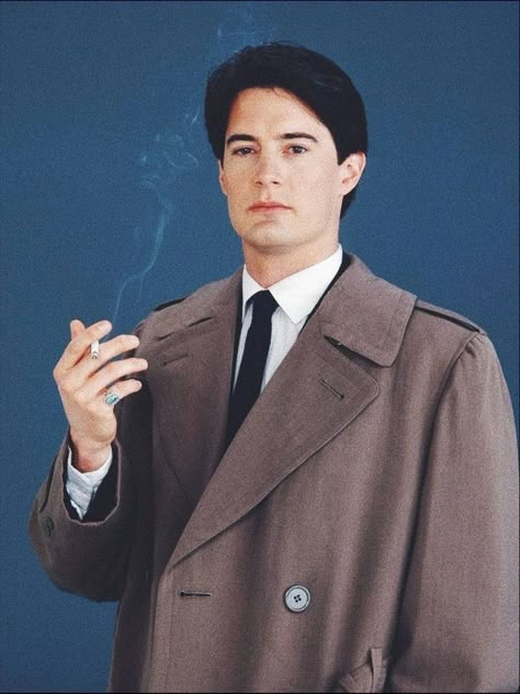 Twin Peaks Costume, Twin Peaks Cast, Kyle Mclachlan, Dale Cooper Twin Peaks, Agent Dale Cooper, Agent Cooper, Kyle Gallner, Photos Of Famous People, Dale Cooper