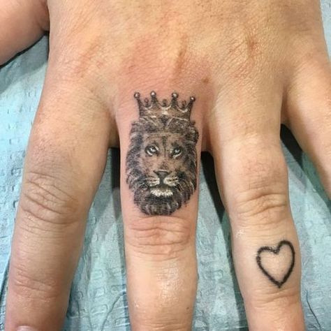 Lion Tattoo On Finger Model Crown Hand Tattoo, Crown Finger Tattoo, Simple Lion Tattoo, Lion Tattoo On Finger, Lion Tattoo Meaning, Lion Hand Tattoo, Small Lion Tattoo, Herren Hand Tattoos, Tatoo 3d