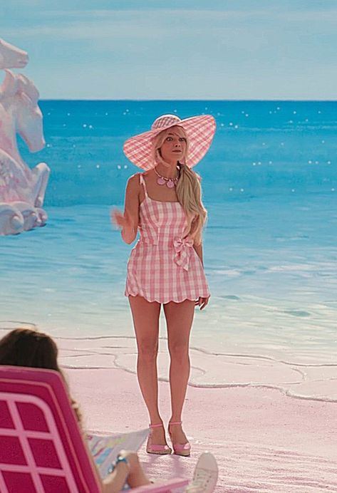 Barbie Movie Swimsuit, Barbie Beach Outfit, Margot Robbie Barbie Outfits, Doll Photoshoot, Barbie Margot Robbie, Barbie Photoshoot, Barbie Cosplay, Barbie Land, Barbie Swimsuit