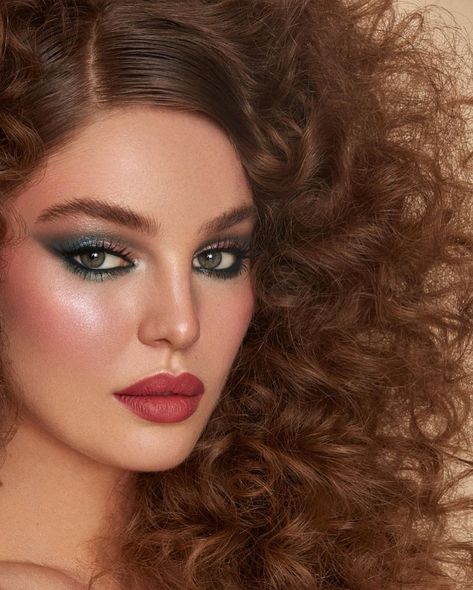 Nikki_Makeup sur Instagram : D~ I~ S~ C~ O 🕺 @millieroseloggie by @sarahbrownphoto @lukepluckrose #nikki_makeup Disco Inspired Makeup, 70s Hair And Makeup, Ref Hair, 70’s Disco, Sarah Brown, 70s Hair, True Autumn, Earth Colors, July Wedding