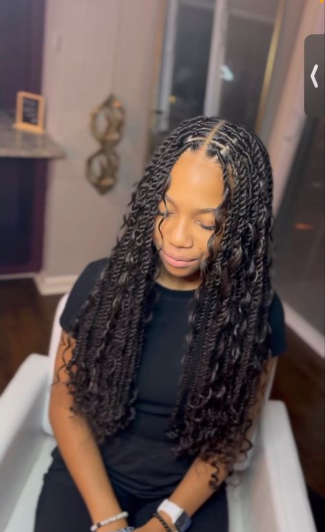 Boho Twists Medium, Twist Braids Curly Ends, Island Twist With Curls Short, Short Boho Senegalese Twist, Boho Hair Medium Length, Island Twist Mid Back, Island Twist Medium Length, Medium Boho Island Twist, Short Goddess Twist