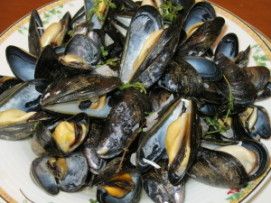 Mussels in Rose' with thyme and butter Drunken Mussels Recipe, Drunken Mussels, Mussels Recipes, Belgium Food, Coconut Curry Recipes, Lemon Garlic Butter Sauce, Calamari Recipes, Oysters Rockefeller, Mussels Recipe