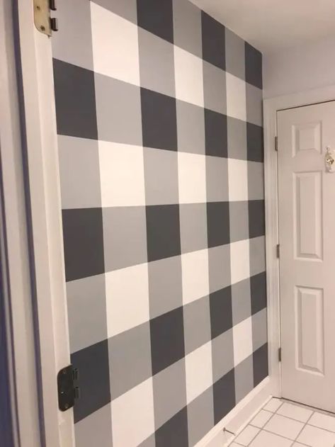 How to handpaint a checked wall? Here is a tutorial! Buffalo Plaid Painting Diy, Painting Buffalo Plaid Diy, How To Paint Buffalo Plaid, Diy Checkered Wall, Checked Wall, Painted Walls Ideas, Buffalo Check Wall, Paint Plaid, Painted Buffalo