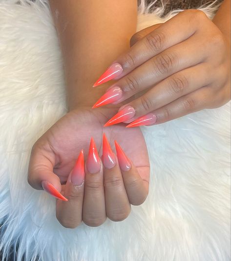 Orange ombré nails with stiletto shape Orange Pointy Nails, Ombre Stilleto Nails, Stilleto Nails Designs Summer, Ombré Stiletto Nails, Orange Stiletto Nails, Medium Stiletto Nails, Orange Acrylic Nails, Acrylic Nails Stiletto, Stilleto Nails Designs