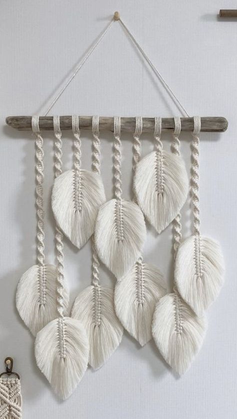 Simpul Makrame, Pola Macrame, Macrame Wall Hanging Tutorial, Macrame Wall Hanger, Crochet Wall Art, Macrame Feathers, Macrame Knots Pattern, Macrame Wall Hanging Diy, Macrame Wall Hanging Patterns