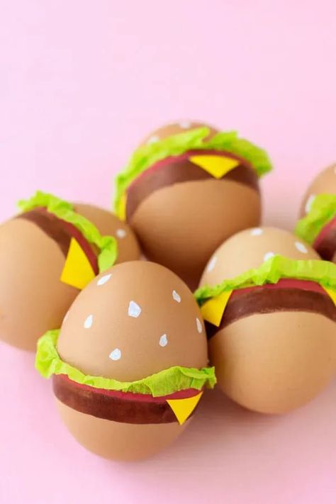 We couldn't resist these fun food-themed Easter egg decorating ideas we found from some of our favorite bloggers. Check out Cool Mom Picks for more ideas like these adorable Hamburger eggs by Studio DIY. Cool Easter Eggs, Diy Easter Eggs, Creative Easter Eggs, Easter Egg Art, Easter Egg Designs, Easter Egg Crafts, Easter Egg Painting, Easter Eggs Diy, Easter Inspiration