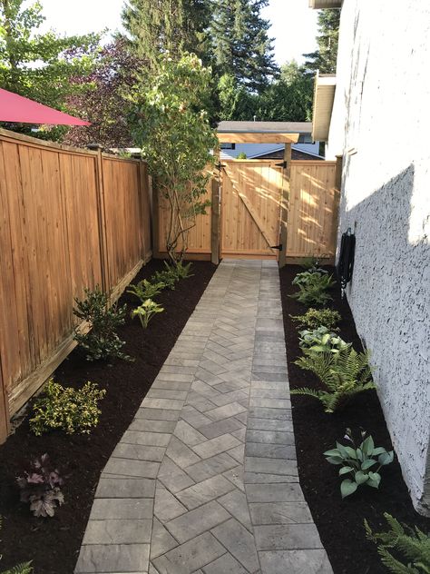 Walkways To Backyard, Side Of House Backyard Ideas, Small Front Window Landscaping, Cool Diy Backyard Ideas, Landscape Ideas For Small Backyard On A Budget, Cute Walkway Ideas, Backyard Paver Pathway Ideas, Paver Pathway Ideas Diy, Front Lawn Pathway Ideas