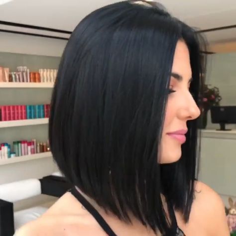 A sleek long bob by the master stylist @ro.hsiqueirabobcut Tuns Bob Lung, Sleek Long Bob, Sleek Short Hair, Angled Bob Hairstyles, Corte Bob, Hair Upstyles, Long Bob Haircuts, Haircuts For Medium Hair, Haircuts Straight Hair