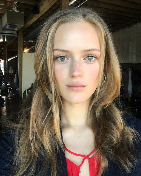 << First day of December🌟☃️ >> Instagram, December 01st, 2017 00s Hair, December Instagram, First Day Of December, Esther Heesch, Frida Gustavsson, Red Haired Beauty, Beauty Hair Makeup, Beauty Style, Pretty Face