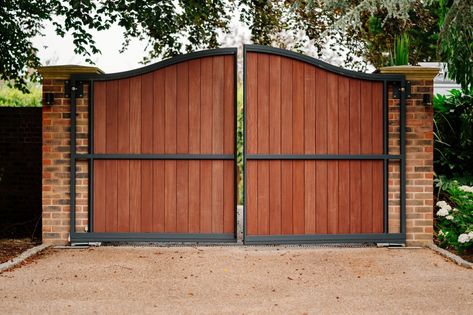 Wood And Iron Gates Entrance, Wooden Gate Design Modern Entrance, Gate Color Ideas Entrance, Mexican Style House, Modern Fencing, Farm Gates Entrance, Wooden Driveway Gates, Wood Gates Driveway, Metal Driveway Gates