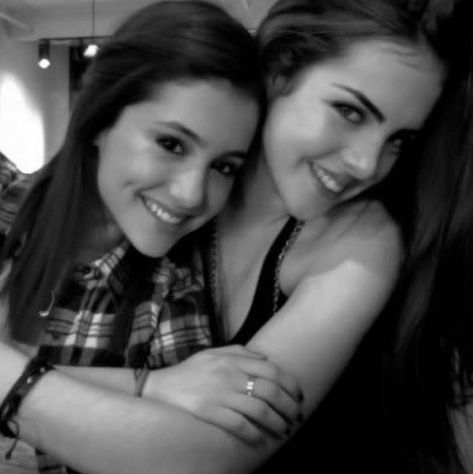 liz gillies and ariana grande Elizabeth Gillies Victorious, Ariana Grande Kiss, Ariana Grande Victorious, Liz Gilles, Victorious Cast, Famous Duos, Tv Show Couples, Liz Gillies, Ariana Grande Photos