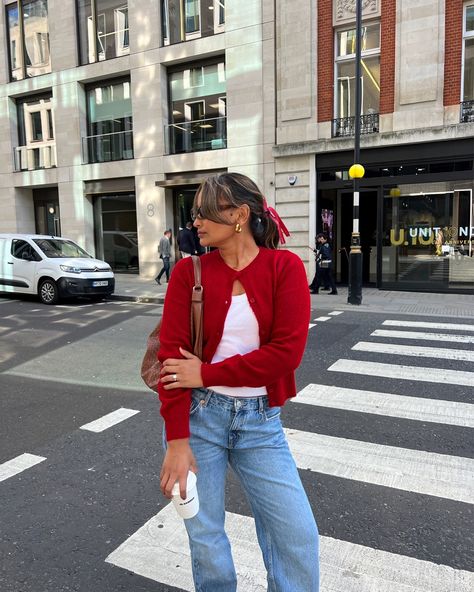 Red Top Blue Jeans Outfit, Red And Denim Outfits, Red Shirt Outfits, Blue Denim Jeans Outfit, Red Top Outfit, Denim Jeans Outfit, Coffee Date Outfits, Nyc Outfits, Light Denim Jeans