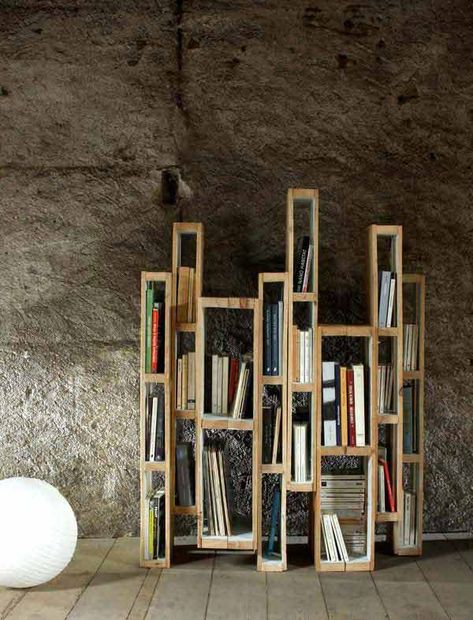 Riciclo dei pallet: 30 idee creative per arredare casa e giardino Diy Storage Projects, Pallet Bookshelf, Bibliotheque Design, Pallet Designs, Bookshelf Design, Pallet Shelves, Recycled Pallets, Bookshelves Diy, Diy Pallet Projects