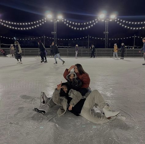 Ice Skating With Friends Aesthetic, Figure Skating Aesthetic, Ice Skating Aesthetic, Winter Ice Skating, Mode Au Ski, Ice Skating Pictures, Skating Pictures, Friends Winter, Skating Aesthetic